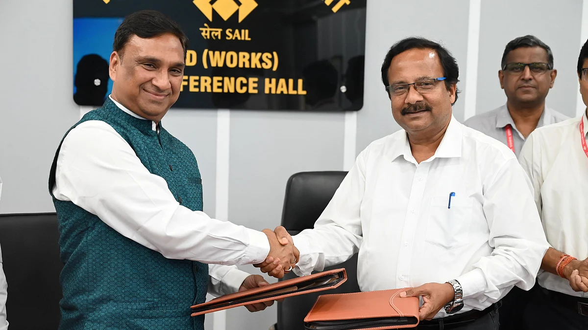 Kapil Agarwal, Senior Vice President, ABB India (left), and Biswa Ranjan Palai, Executive Director (Works), SAIL Rourkela Steel Plant (right), shake hands after signing a Memorandum of Understanding to drive digital transformation at the Rourkela Steel Plant.
