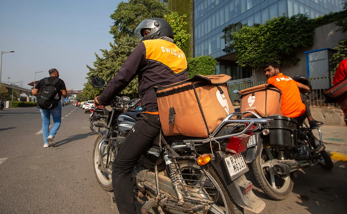 Swiggy reported a net loss of ₹1,081.18 crore for Q4 FY25, a 94% increase from ₹554.77 crore in the same quarter last year