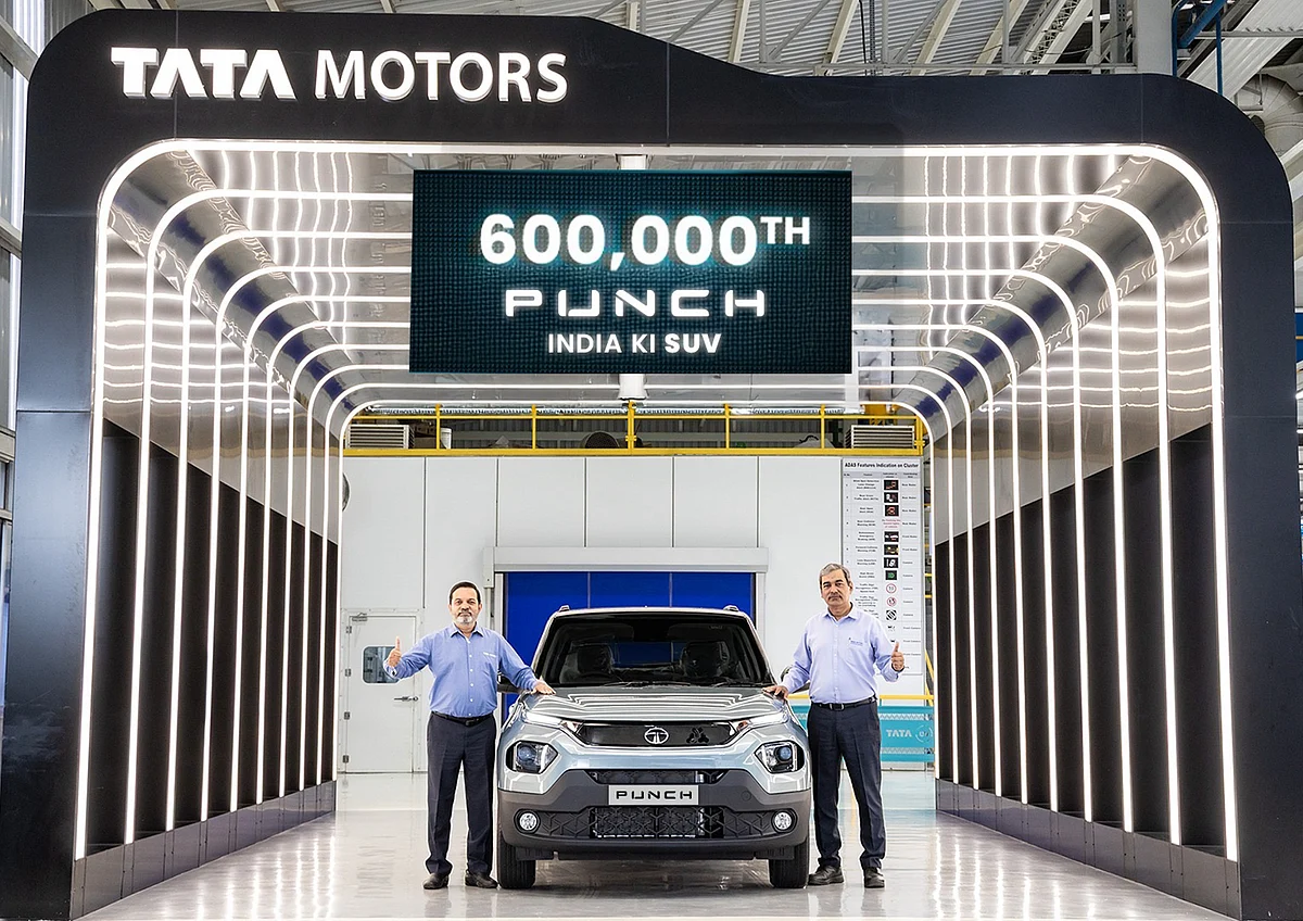 Mohan Savarkar, Vice President and Chief Product Officer, Tata Motors Passenger Vehicles Limited, with Pramod Choudhary, Vice President, Operations, Tata Motors Passenger Vehicles Limited, at the Six Lakh Punch roll out celebration event