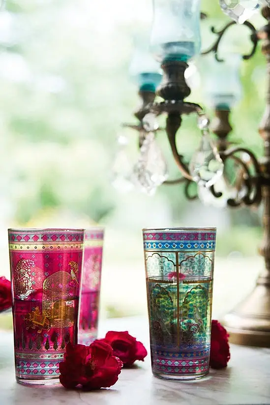 Good Earth designers take their cues from nature as well as from traditional<br />
art, using vibrant colours, but underlining style.
