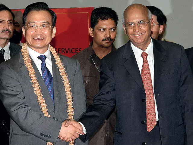 S. Ramadorai (r) and Chinese Prime Minister Wen Jiabao at TCS, Bangalore, in april 2005.