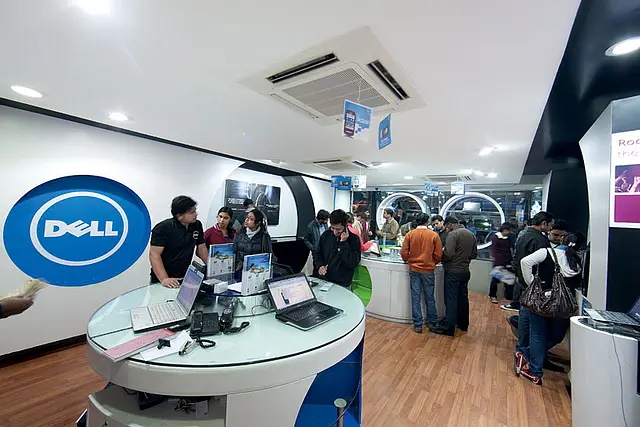 Crowds throng dell’s nehru place store in delhi over the weekend.
