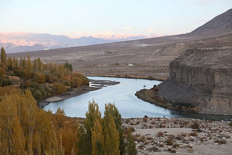 The 3,180-kilometer-long Indus River originates in the Himalayan region and flows through China, India, and Pakistan, serving as a vital resource for the surrounding areas