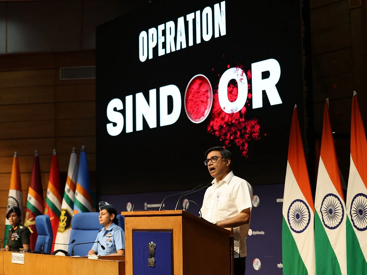 (L-R) Colonel Sofiya Qureshi, Wing Commander Vyomika Singh, and Foreign Secretary Vikram Misri at the press briefing.