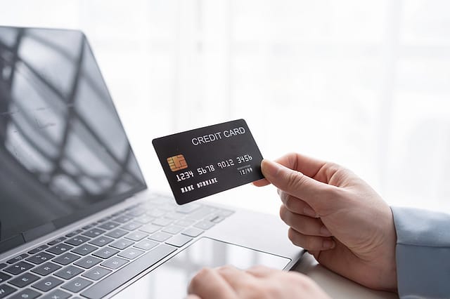 Paying credit card bills before the due date? When does it help, and when does it hurt?