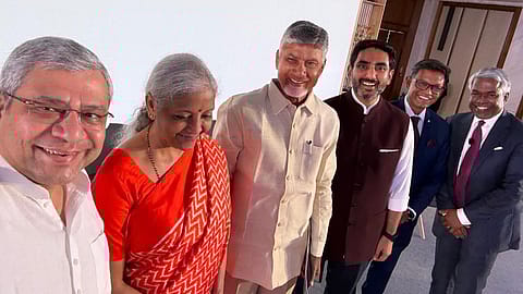 Ashwini Vaishnaw, IT Minister; Nirmala Sitharaman, Minister of Finance; Nara Chandrababu Naidu, Chief Minister of Andhra Pradesh; Nara Lokesh, Minister for IT, Andhra Pradesh; Bikash Koley, Vice President of Global Infrastructure and Capacity, Google Cloud; and Thomas Kurian, CEO of Google Cloud.