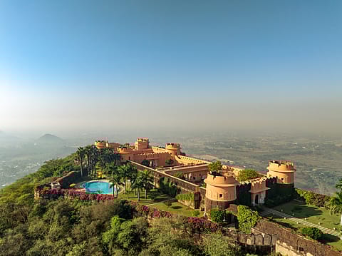 Set atop a gentle hill and surrounded by open countryside near Jaipur, the fort enjoys sweeping views across its natural landscape and the distant Aravalli hills. 
