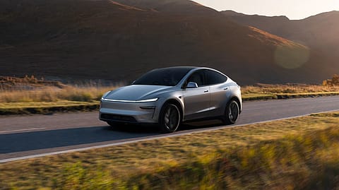 The 6-seater version features a longer wheelbase and an all-wheel-drive system, while offering the same range as the higher-end variant—681 kilometres on a full charge.