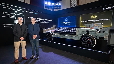 (L to R) JSW MG Motor India's Managing Director Anurag Mehrotra and Head of Engineering Manish Manek.