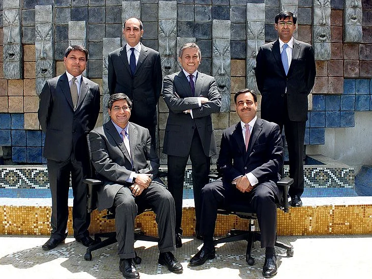 Pramit Jhaveri (centre) with the ‘One Citi’ team: (clockwise from left) Pankaj Vaish [seated], Vikas Khattar, Rajiv Nayar, Rahul Shukla, Ravi Kapoor.