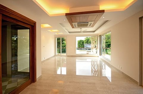According to the report, prices for a 2,500 sq. ft. luxury floor in Category A colonies range from ₹14 crore to ₹25 crore, with average prices rising 22% year-on-year.