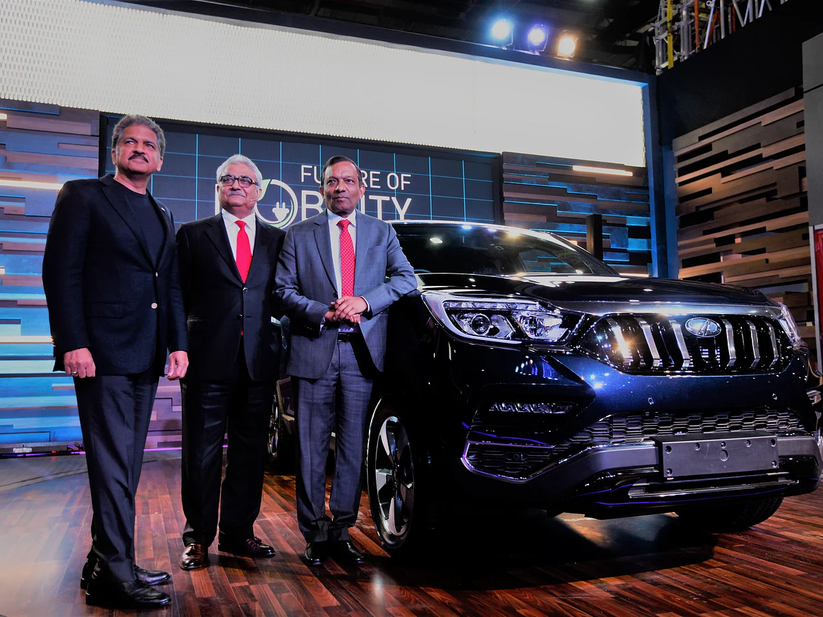 Mahindra Group chairman Anand Mahindra (extreme left) and M&M's MD and CEO, Pawan Goenka (extreme right) pose in front of the Alturas G4 - based on the SsangYong Rexton - at the 2018 Auto Expo