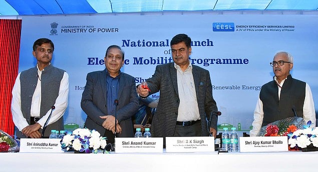 R K Singh, Minister of State (I/C) for Power and New &amp; Renewable Energy and other officials at the launch of the National e-Mobility Programme. Photo by Press Information Bureau