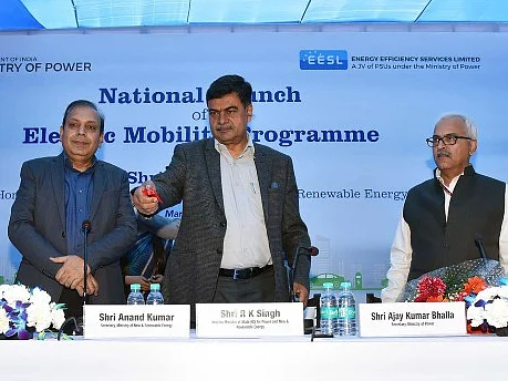 R K Singh, Minister of State (I/C) for Power and New &amp; Renewable Energy and other officials at the launch of the National e-Mobility Programme. Photo by Press Information Bureau