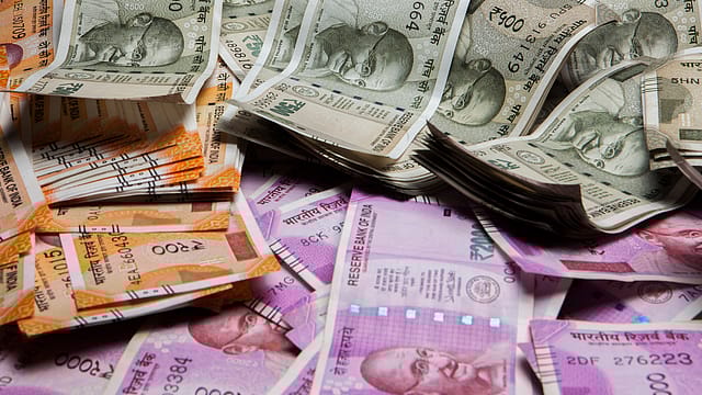 Government moves to stabilise rupee Government moves to stabilise rupee