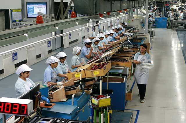 India smartphone shipments down 2% in Q2; Xiaomi reclaims lead with 23% share