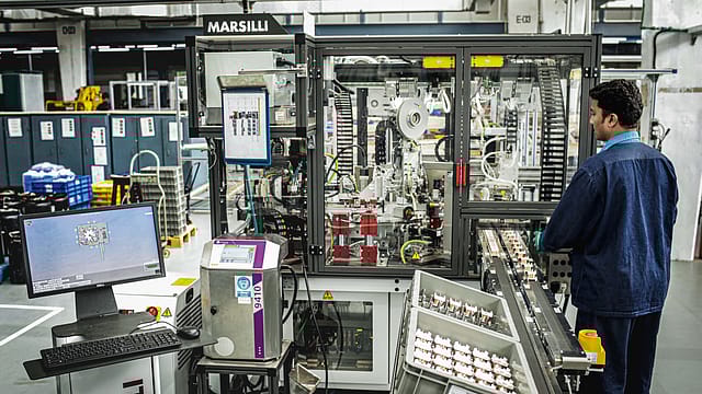 Manufacturing PMI falls to four-month low Manufacturing PMI falls to four-month low