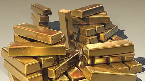 Gold prices on the Comex market closed higher on Monday