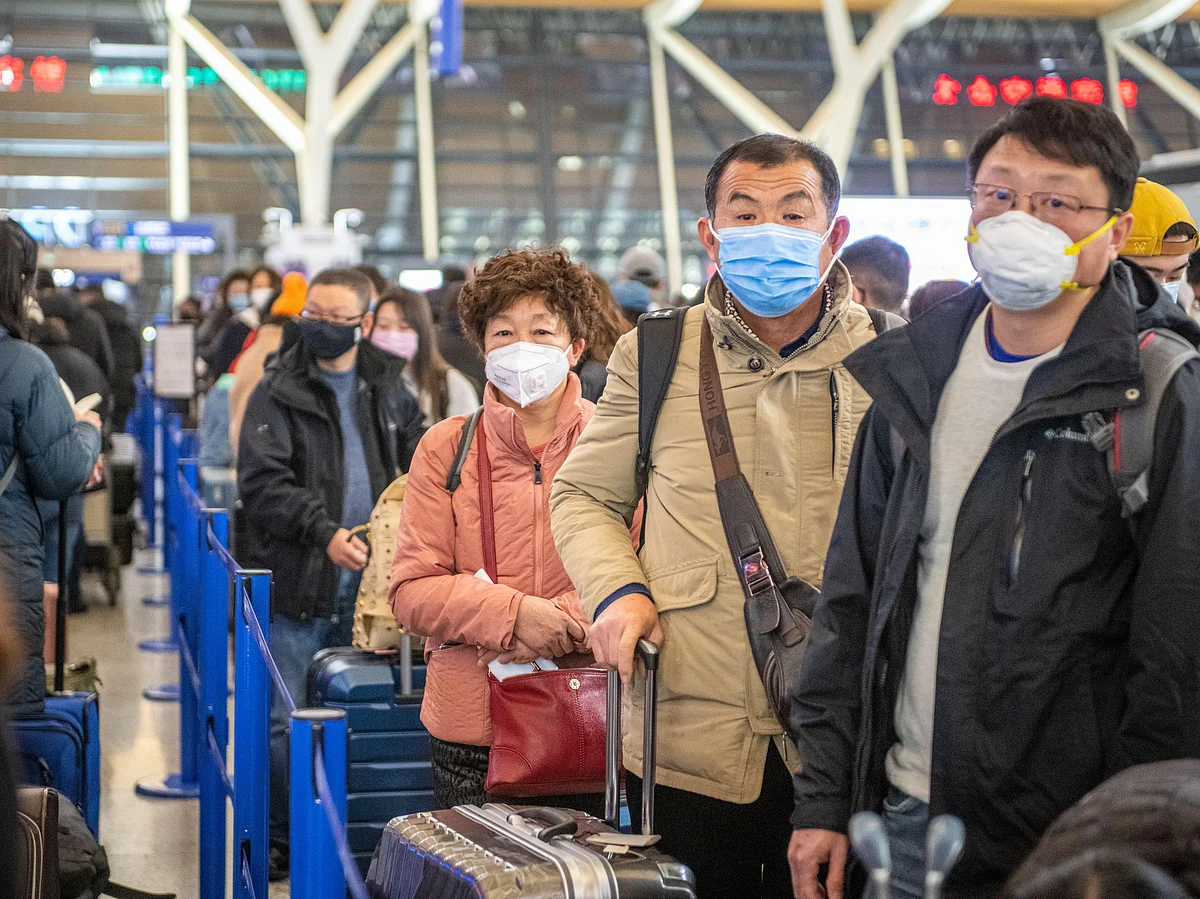 Shanghai, China, 28th Jan 2020, People standing in line at the airport wear medical masks to prevent contracting the Coronavirus.<br>
