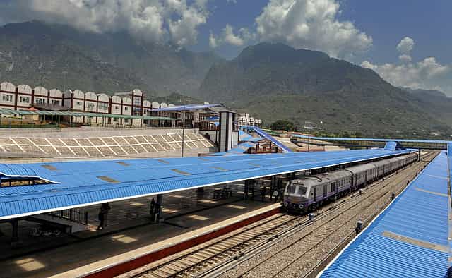 Govt cuts railways land licencing fee to 1.5%; paves way for Concor divestment 