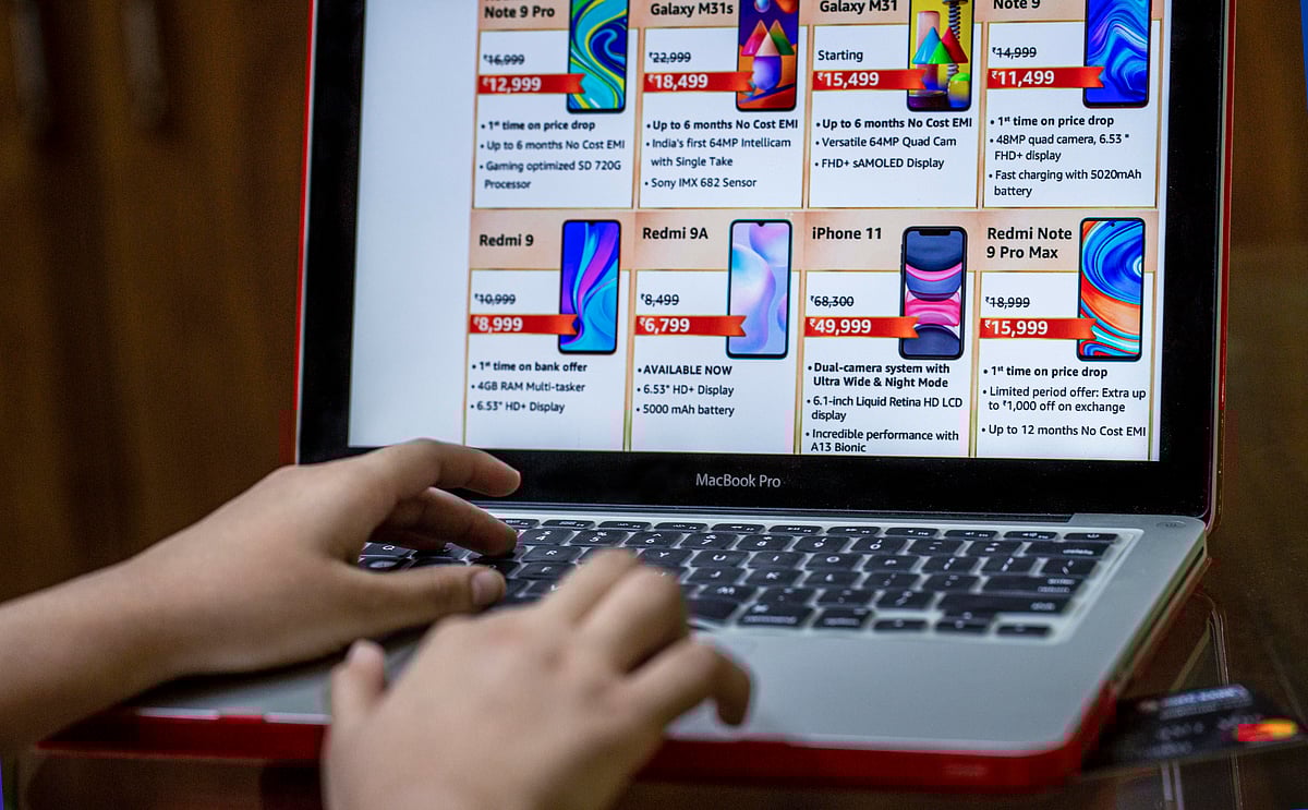 Smartphones to sell more online this season: Report