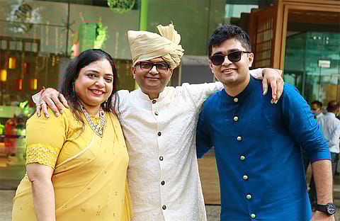 Dr. Murarka with wife Sangeeta and son Sidhaant