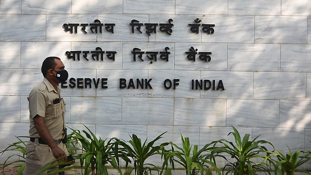 RBI directs NBFCs to return 100% cash deposit in case of emergency, tightens HFC rules RBI directs NBFCs to return 100% cash deposit in case of emergency, tightens HFC rules
