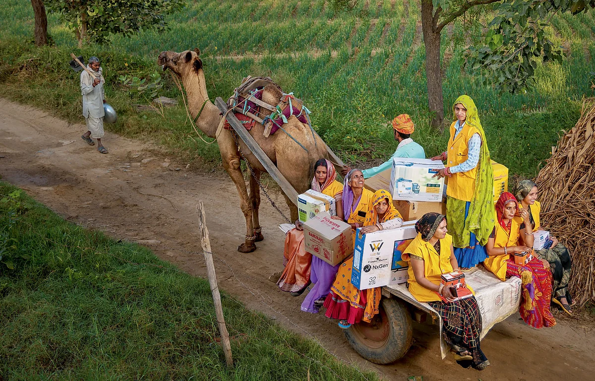 The ‘Sahelis’ of Frontier Markets 
on their way to deliver products 
in Rajasthan.