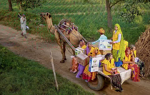 The ‘Sahelis’ of Frontier Markets
on their way to deliver products
in Rajasthan.