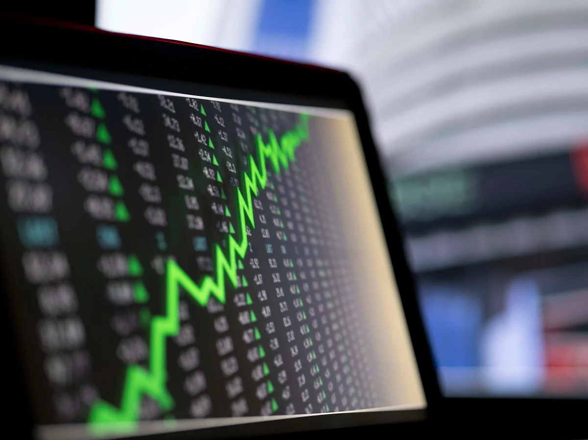 FIIs remain deeply short on index futures, now holding nearly 1.3 lakh contracts short against just 26,924 long, showing a defensive stance. 
