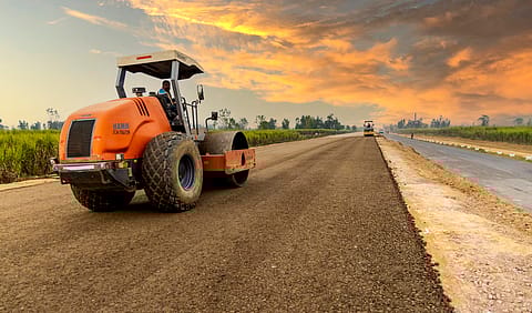 If one juxtaposes capital expenditure data with the construction per day data of the transport ministry, the anomaly comes to the fore.