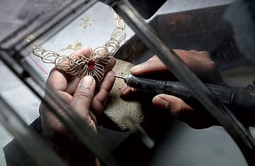 Gems & jewellery shine under smuggling cloud