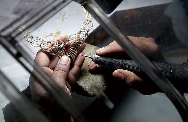 Gems & jewellery shine under smuggling cloud