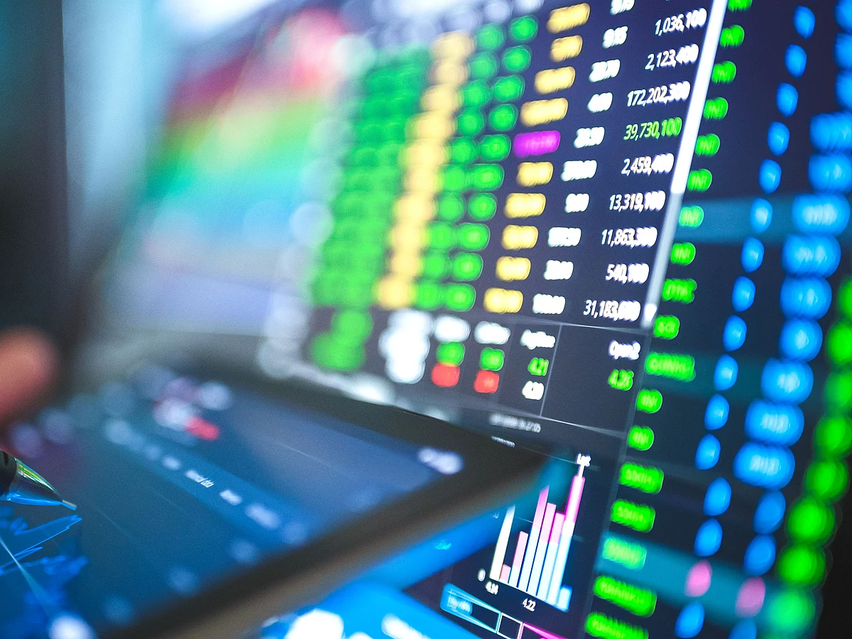 Many flexi cap and large & mid-cap funds have consistently delivered SIP returns (XIRR) in the 15–18% range over the last 10 years.