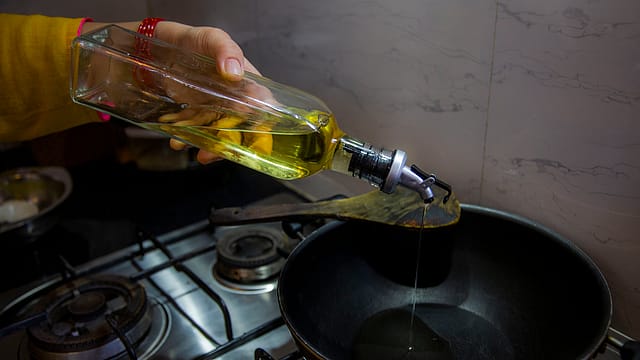 India stares at edible oil price spike; 90% sunflower oil came from Ukraine-Russia India stares at edible oil price spike; 90% sunflower oil came from Ukraine-Russia