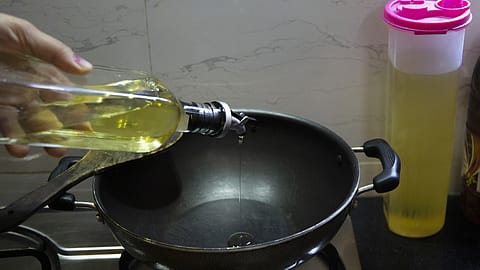 The stock was locked at ₹964.40.