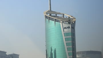 DLF Q4 profit slips 1% to ₹1,2 DLF Q4 profit slips 1% to ₹1,2
