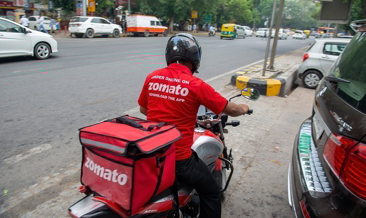 Food delivery workers' income drops 11% in 3 years