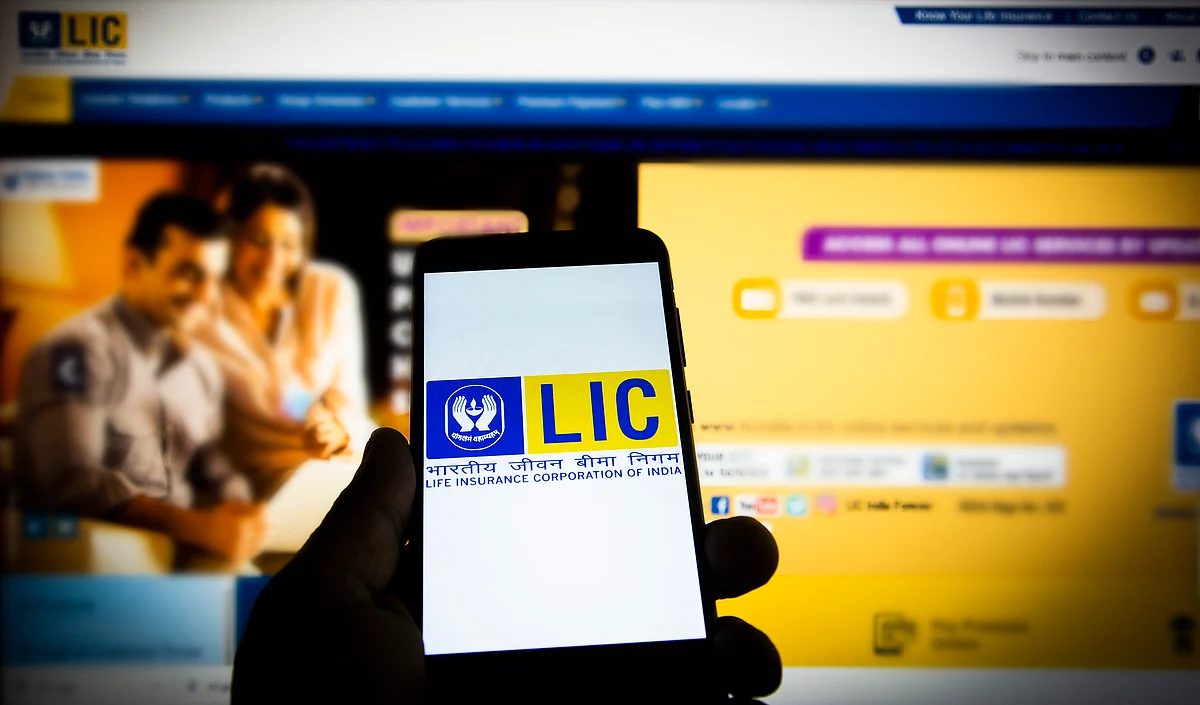 LIC shares end 8% lower on first day of trade 
