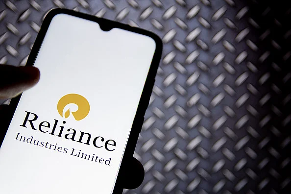Reliance share price drops to ₹2,718.05 on the BSE