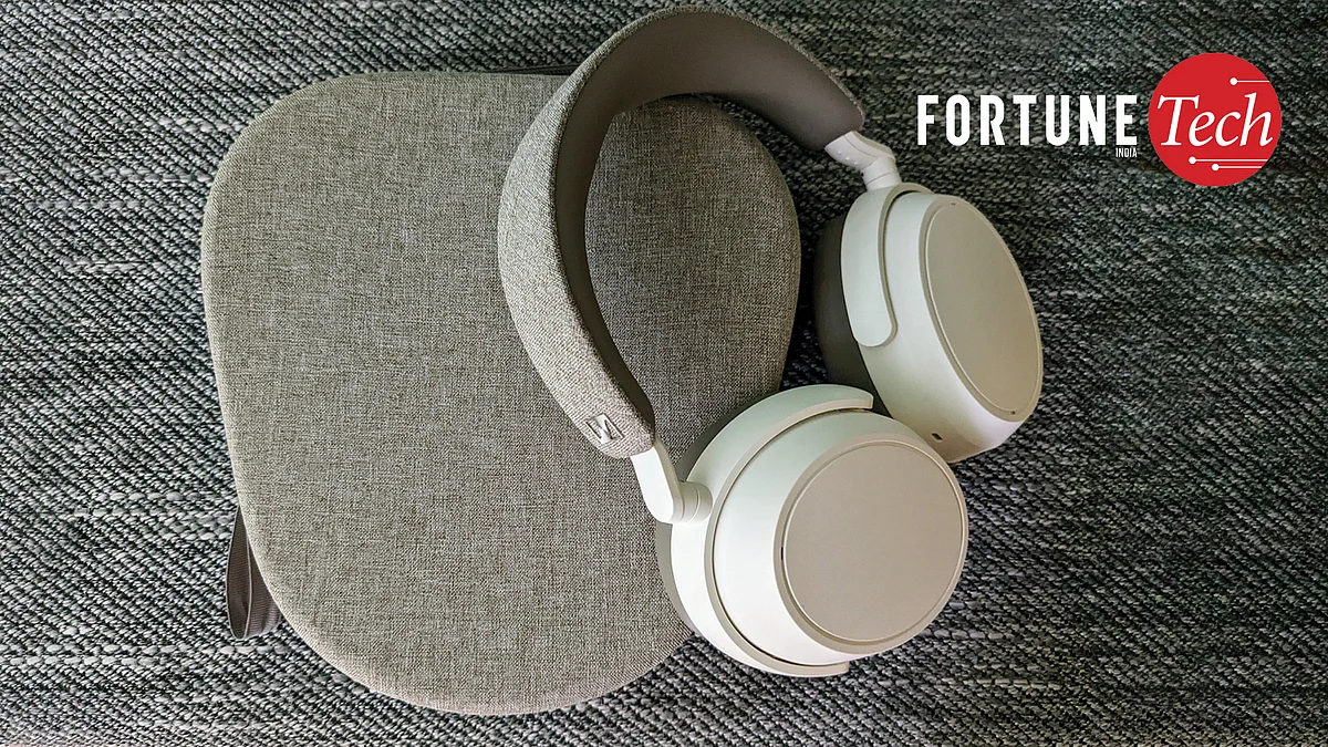 The Momentum 4 headphones luckily turn out to be comfortable enough to be worn for long hours.