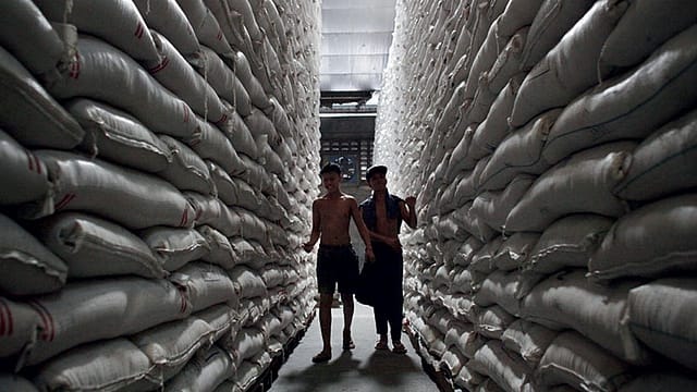 India Cements sells MP unit to JSW; Ambuja eyes Jaypee's cement biz India Cements sells MP unit to JSW; Ambuja eyes Jaypee's cement biz