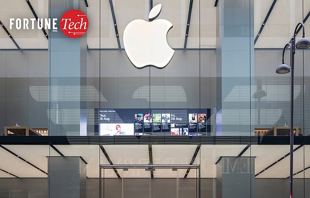 Apple’s new iPhones fail to cheer investors; stock falls 2%