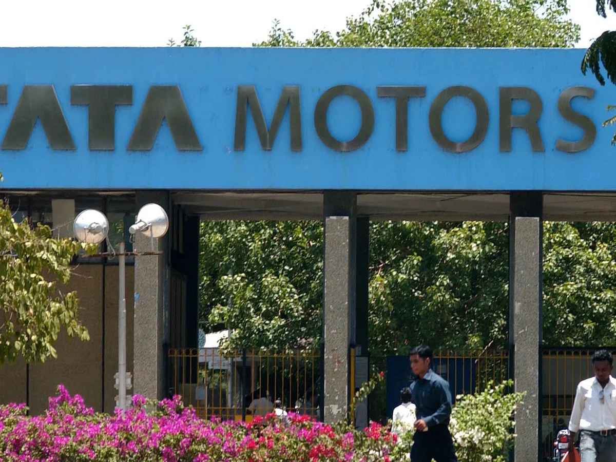 Tata Motors share price fall 6.6% to ₹661.35 on the BSE