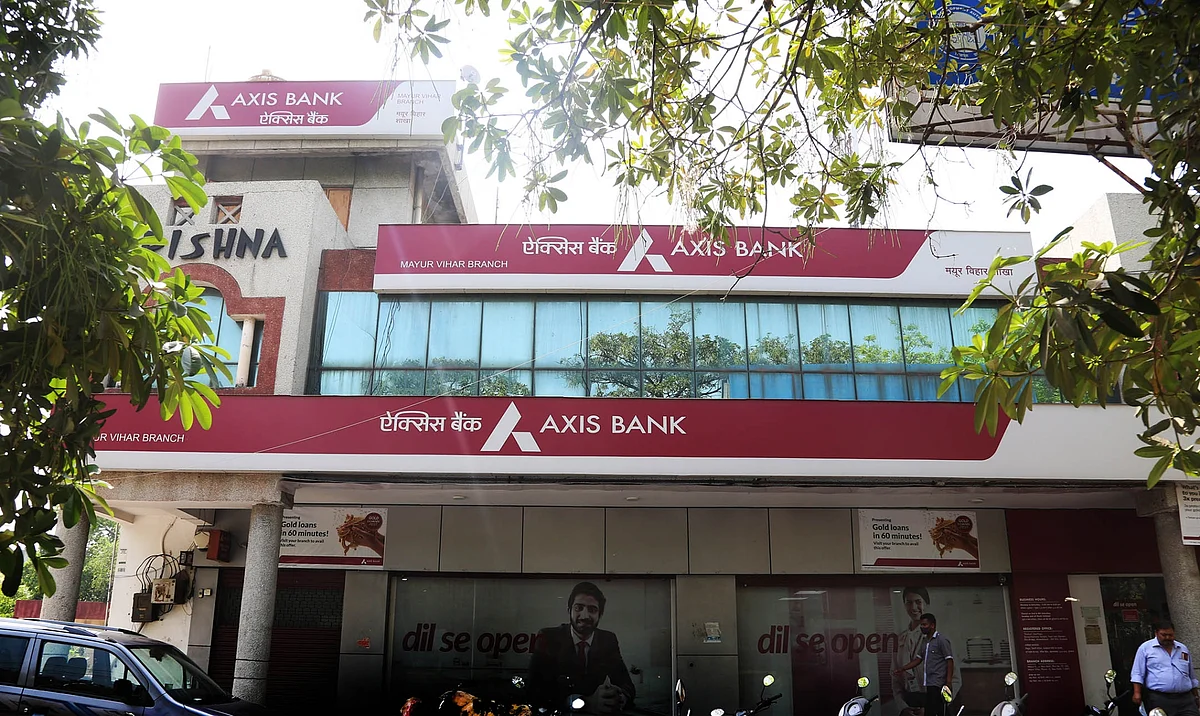 Axis Bank shares declined 2.43% to ₹883.8 on the BSE 
