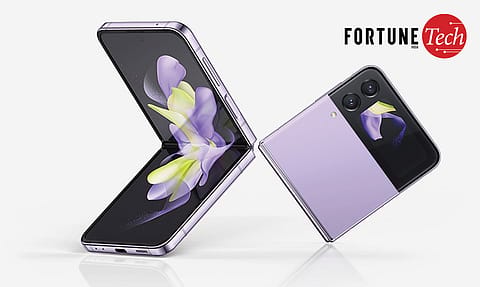 In closed mode, when the Flip 4 is at its most portable, it’s the tiny 1.9-inch display on the lid that makes this device different.