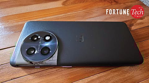 The OnePlus 11 5G makes for a very solid alternative to the top flagships if one doesn’t necessarily want to spend twice the amount.