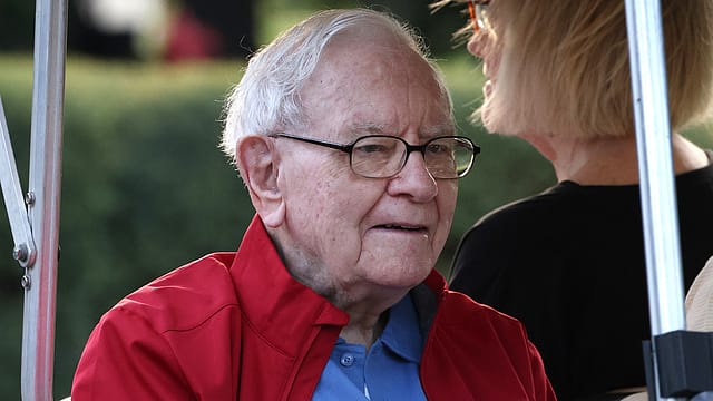 Warren Buffett likens AI to atom bomb Warren Buffett likens AI to atom bomb