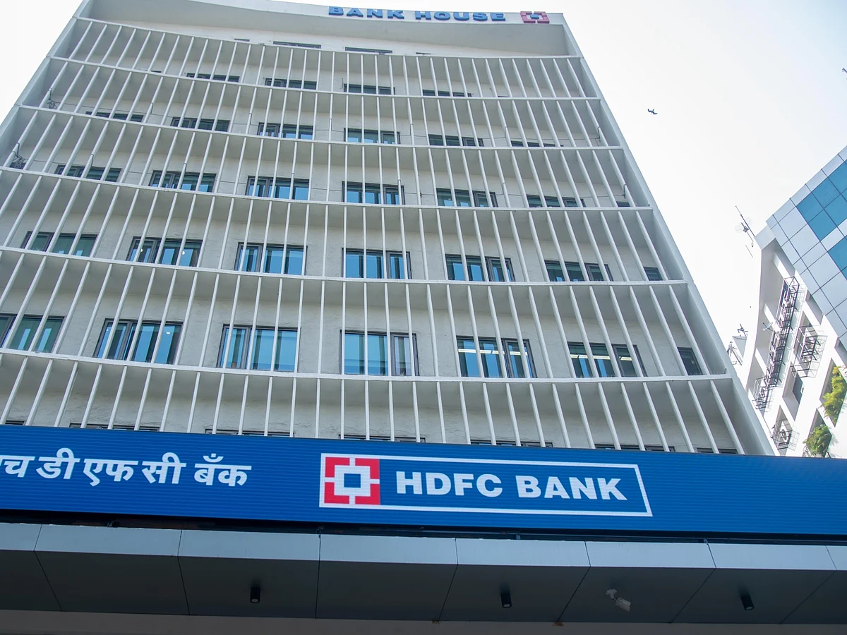Shares of India's biggest private lender HDFC Bank continued their slide on Thursday.