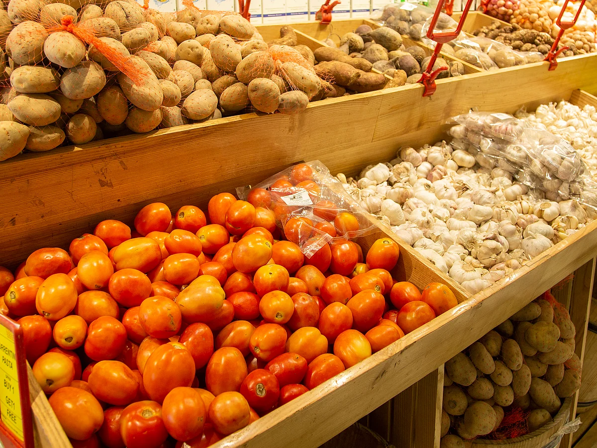 Retail prices of tomatoes in several parts of the country are still hovering around ₹200 per kg.